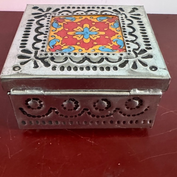 handcrafted Mexican tin jewelry box with a handpainted Talavera ceramic tile - Picture 6 of 10